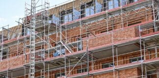 Mehr neue Wohnungen genehmigt, doch Kosten und Bürokratie bremsen weiterhin