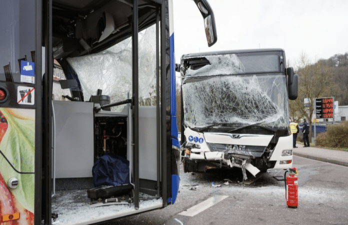 Busunfall mit kaputten Scheiben auf der Straße