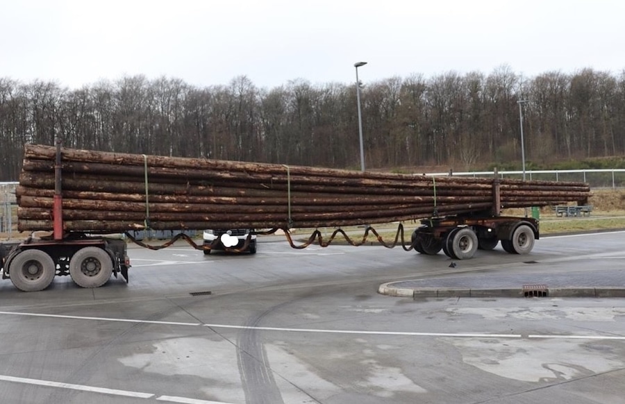 Polizei-Trier-stoppt-berladenen-Holztransport-fast-15-Tonnen-zu-viel