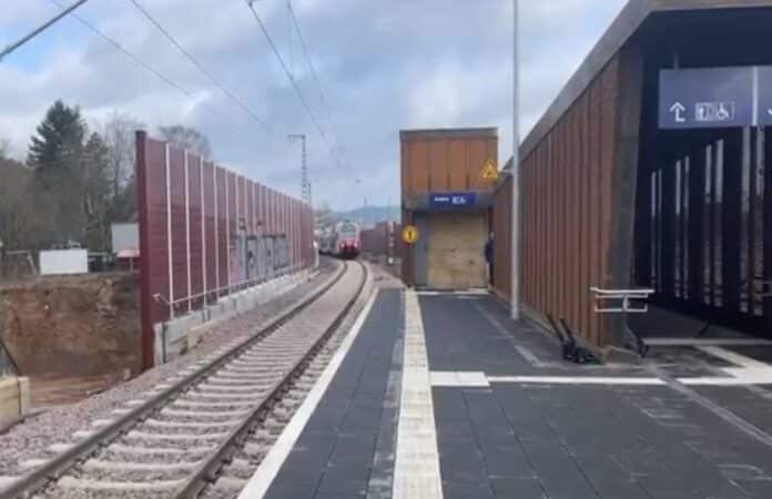 Ein Personenzug fährt an einem Haltepunkt der Trierer -Weststrecke ein.