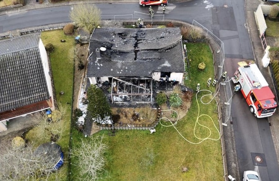 Update-Leiche-nach-Brand-von-Einfamilienhaus-im-Saarland-geborgen