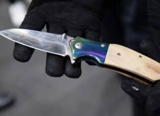 RLP: Schülerin (17) attackierte Lehrerin mit Messer — So entschied das Gericht