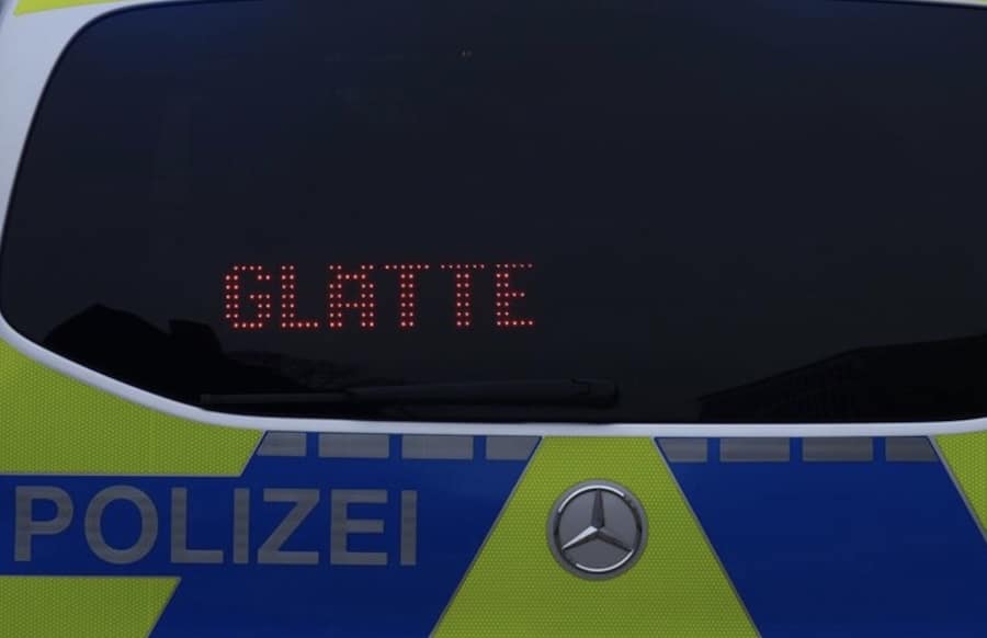 Eifelkreis-Unf-lle-auf-schneeglatten-Stra-en-PKW-berschl-gt-sich