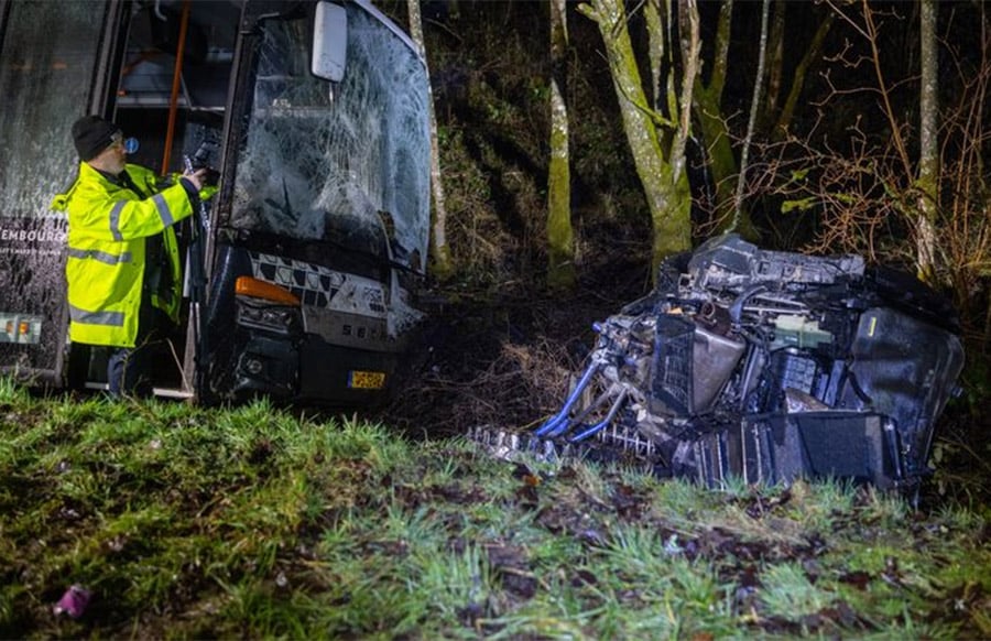 Unfall mit Bus und Geländewagen auf der B50