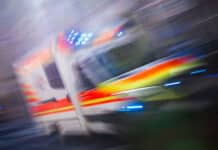 Trier: Auto kracht am Martinsufer gegen Litfaßsäule – drei Verletzte