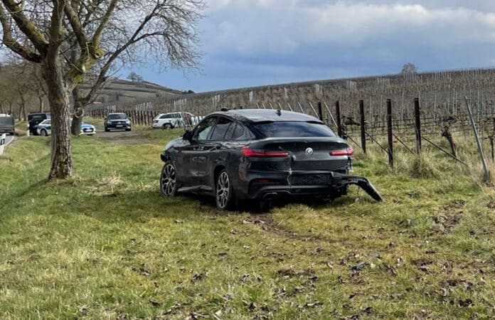 Unfall-Auto vor Weinberg in Leinsweiler