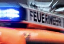 ++ Trier: Feuerwehr rückt zu Zimmerbrand in Ehrang aus ++ Ein Feuerwehr-Auto mit Blaulicht