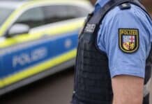 Mehr Sicherheit im Einsatz – Saarland stärkt seine Polizei Ein saarländischer Polizist am Polizeiwagen