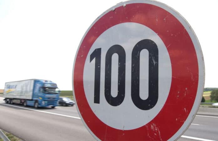 Tempo-100-Schild an der Autobahn