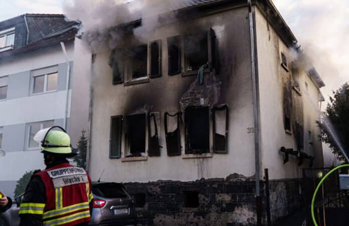 Brand eines Einfamilienhauses in Mainz-Laubenheim