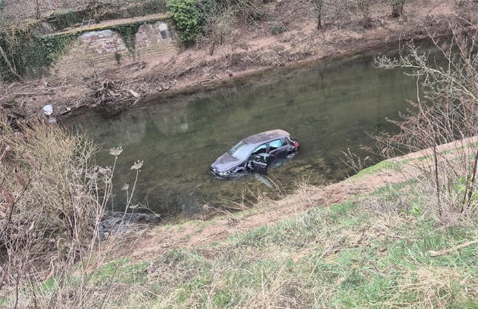 Verunglückter Pkw in der Kyll bei Trier-Ehrang
