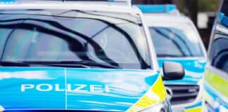 ++ Großeinsatz in Sulzbach: Blutige Messer-Attacke in Regionalbahn ++ Mehrere Polizeiwagen im Einsatz