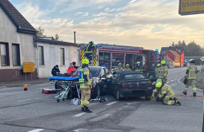 Unfall auf einer Kreuzung in Homburg. Einsatz der Feuerwehr Homburg