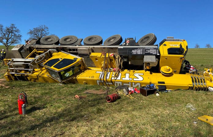 Ein 60-Tonnen-Kranwagen ist auf der L46 ungekippt