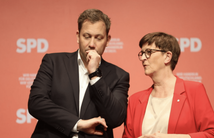 SPD-Fraktionschef Lars Klingbeil und SPD-Vorsitzende Saskia Esken stehen auf einer Bühne bei eienr Parteiveranstaltung.