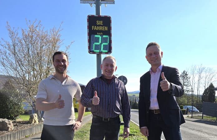 Neue Geschwindigkeitsanzeige in Kinderbeuern.