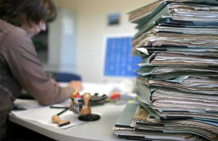 Amt mit Akten auf dem Schreibtisch