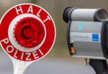 Heute Blitzer-Höhepunkt: «Speedmarathon» läuft in Rheinland-Pfalz "Halt Polizei"-Schild mit einem Lasermessgerät