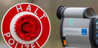 Heute Blitzer-Höhepunkt: «Speedmarathon» läuft in Rheinland-Pfalz "Halt Polizei"-Schild mit einem Lasermessgerät