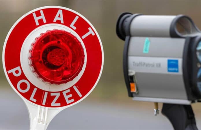 "Halt Polizei"-Schild mit einem Lasermessgerät