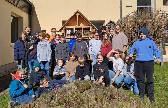 Schüler des Gymnasiums Hermeskeil vor dem neuen Insektenhotel
