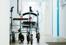 RLP: Pflegekammer befragt Mitglieder – Wie soll es weitergehen? Rollatoren stehen in einem Pflegeheim-Flur