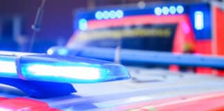 Pkw missachtet Vorfahrt: Biker bei Crash auf der B407 schwerverletzt Rettungswagen mit Blaulicht