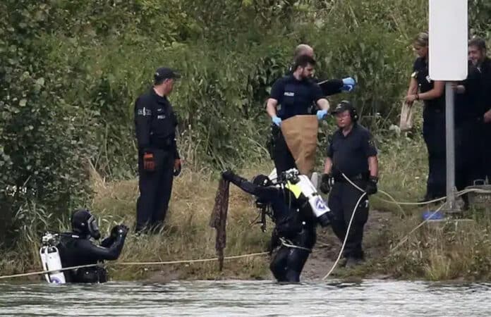 Einsatzkräfte am Rhein