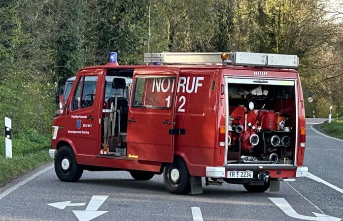 Feuerwehrauto der FFW Helfant beim Unfall auf der B419