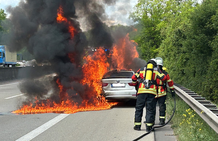 Autobahn-nach-Brand-eines-Pkws-voll-gesperrt