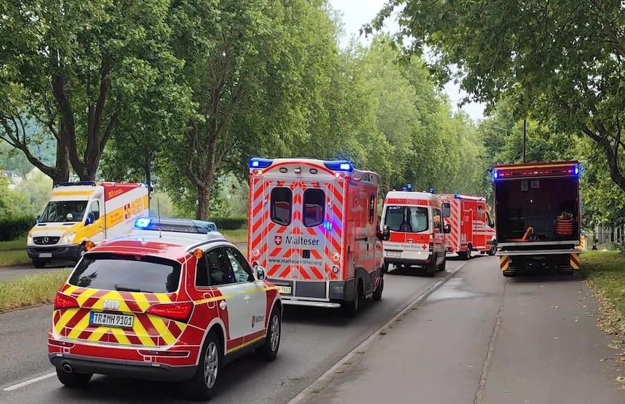 Großaufgebot in Trier-Süd: Mehrere Einsatzfahrzeuge von Feuerwehr und Rettungsdiensten rücken zur Nelson-Mandela-Realschule aus.