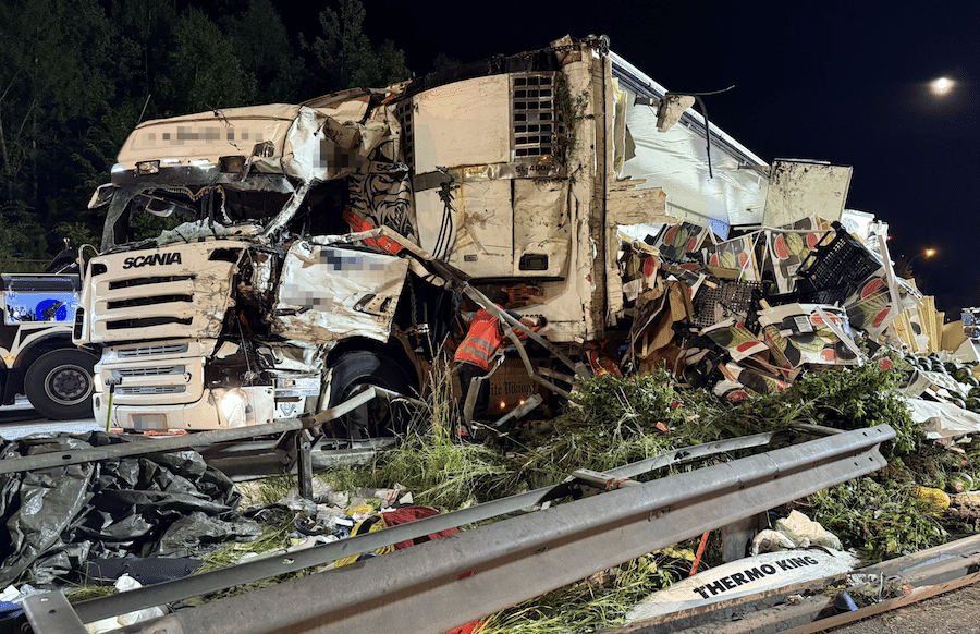 A1-Schock-Wassermelonen-Chaos-legt-Autobahn-lahm-Fahrer-in-Todesangst-eingeklemmt-