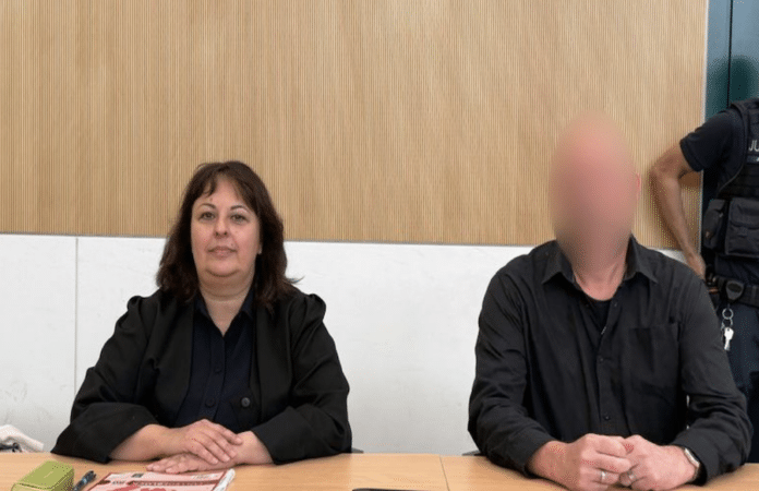 Angeklagter sitzt mit Verteidigerin an einem Tisch im Landgericht