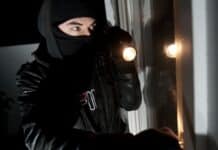 Fenster aufgehebelt: Einbruch in Einfamilienhaus in Lampaden
