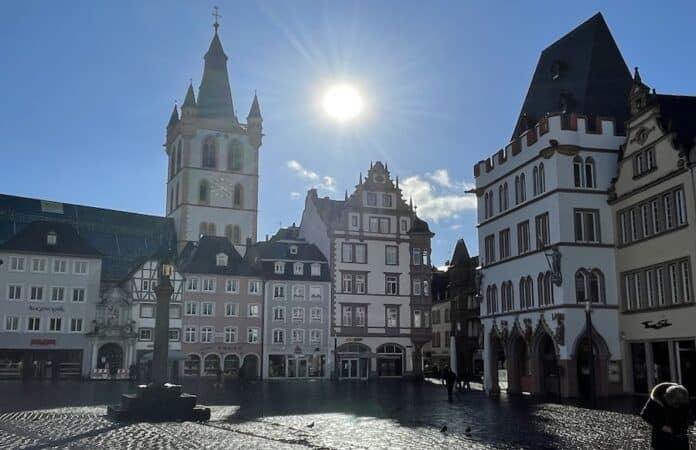 Historischer Hauptmarkt in Trier mit Steipe bei Sonnenaufgang – geplanter Standort des Welterbe-Erlebniszentrums (Foto: lokalo.de)
