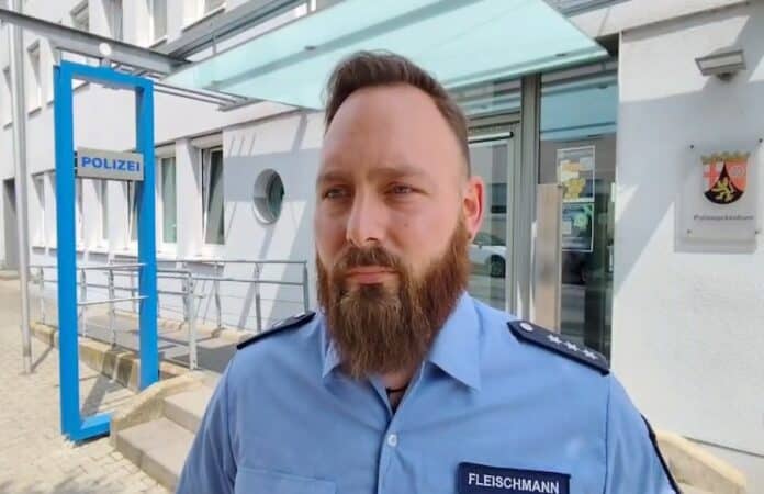 „Pressesprecher Marc Fleischmann von der Polizei Trier vor dem Gebäude des Polizeipräsidiums – Stellungnahme zu Reizgas-Vorfällen an Schule“