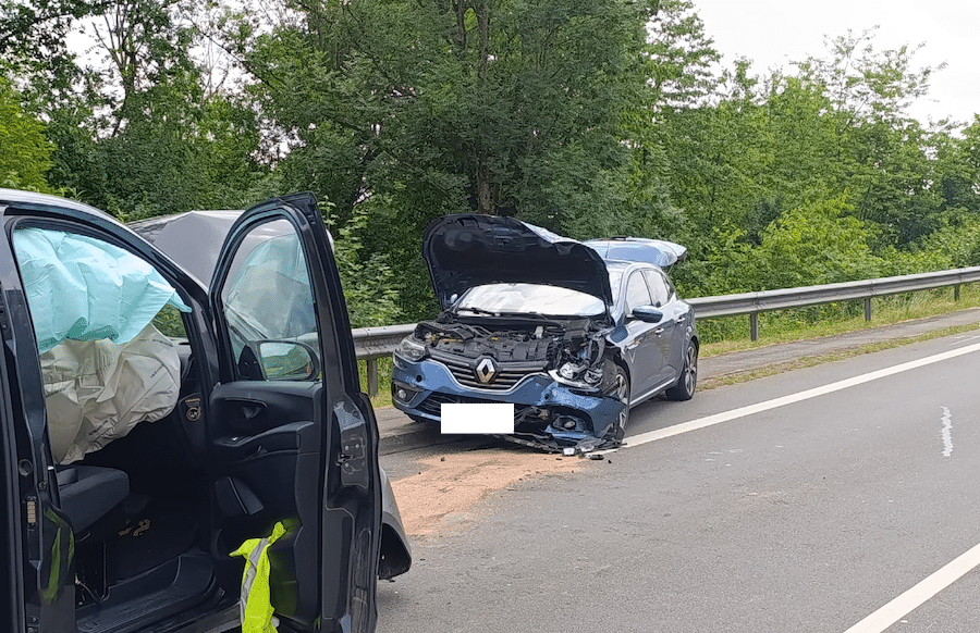„Zwei schwer beschädigte Autos nach Frontalzusammenstoß in Trier-Quint – deformierte Fronten und geöffnete Airbags sichtbar.“