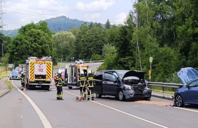 „Feuerwehr und Rettungskräfte am Unfallort in Trier-Quint – Frontalcrash mit zwei Fahrzeugen, Straße gesperrt, Einsatzfahrzeuge vor Ort.“