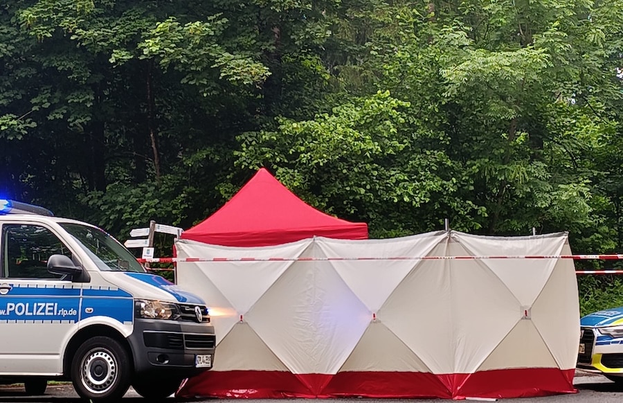 „Tatort mit Polizei und Sichtschutz-Zelt nach Leichenfund auf Landstraße bei Hermeskeil – Ermittlungen in Rheinland-Pfalz“