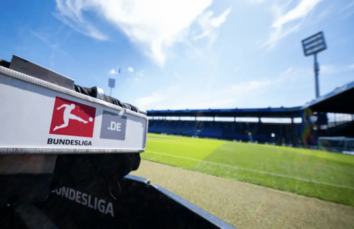 Bundesliga-Logo im Stadion bei Sonnenschein – Überblick zu allen Spieltagen der Saison 2025/26. (Quelle: dpa)