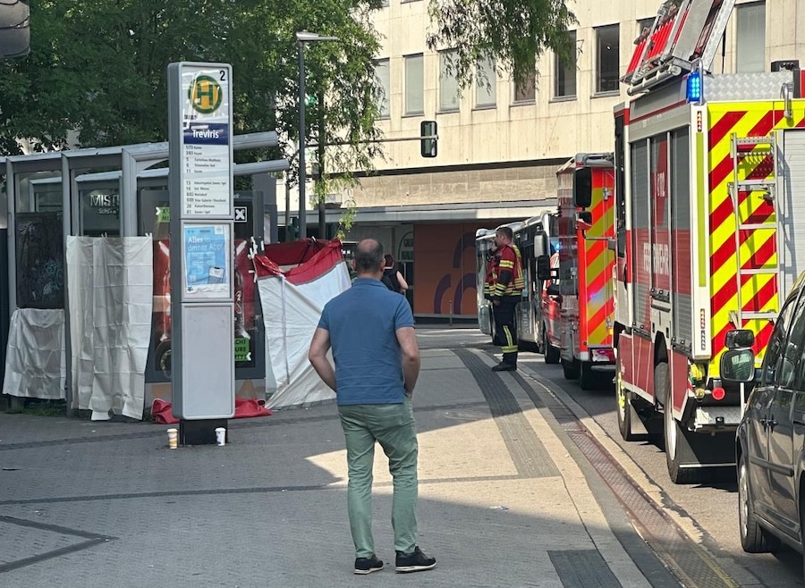 Ein Notfallzelt ist an einer Bushaltestelle aufgebaut.
