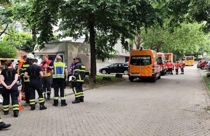„Feuerwehr- und Rettungskräfte im Großeinsatz vor Schulgebäude in Trier-Süd nach Reizgas-Vorfall. Mehrere Einsatzfahrzeuge und Teams im Einsatz.“
