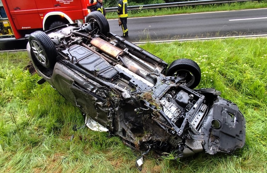 Schwer beschädigtes Fahrzeug mit ausgelösten Airbags nach Frontalunfall auf der L151 bei Reinsfeld – deformierte Front- und Seitenpartie.