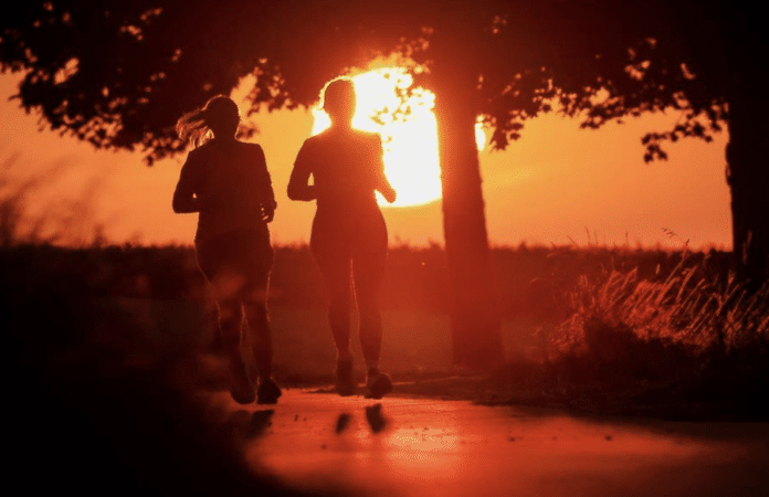 Zwei Joggerinnen bei Sonnenaufgang während einer Hitzewelle in Deutschland – Sport in den frühen Morgenstunden als Schutz vor Extremtemperaturen. (Foto: dpa)