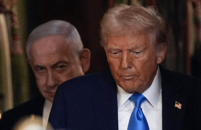 Donald Trump mit ernster Miene, im Hintergrund Israels Premierminister Benjamin Netanjahu – beide im Zusammenhang mit der Friedensmeldung zum Ende des 12-Tage-Kriegs.