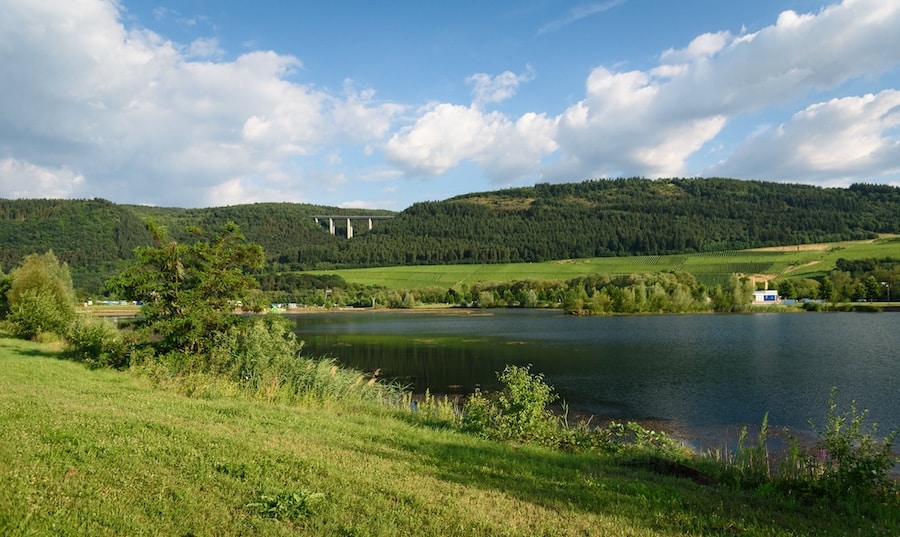Blick auf den Freizeitsee Triolago in Riol