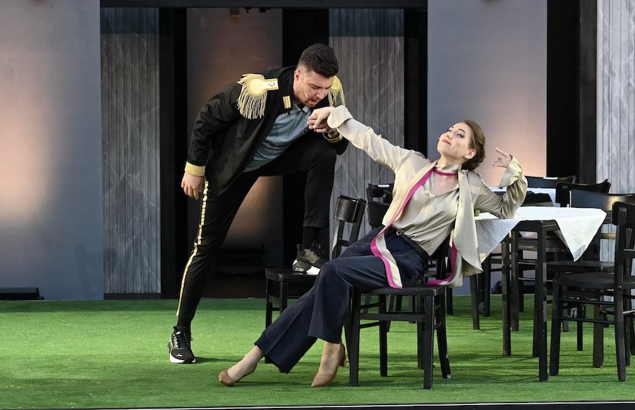 Heiter-spritzig-spielfreudig-Theater-Trier-zeigt-Der-Liebestrank-als-Open-Air