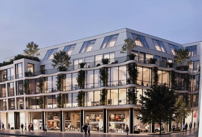 Rendering des geplanten Umbaus der ehemaligen Galeria Kaufhof in Trier mit moderner Glasfassade, begrünten Balkonen, Gewerbe im Erdgeschoss und Wohnungen in den oberen Etagen bei Abendstimmung.