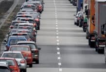 Unbekannter fährt 300 Meter durch Rettungsgasse auf der A64