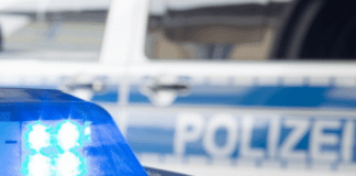Trier: Aggro-Pöbler machen Kornmarkt unsicher — Teleskopschlagstock gefunden Blaulicht auf Polizeiwagen